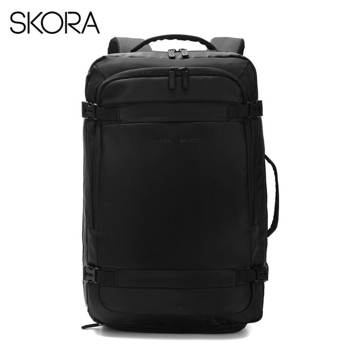 MOCHILA TRAVEL SKORA BS AS NEGRA 18" COMPARTIMENTO ACOLCHADO PORTANOTEBOOK